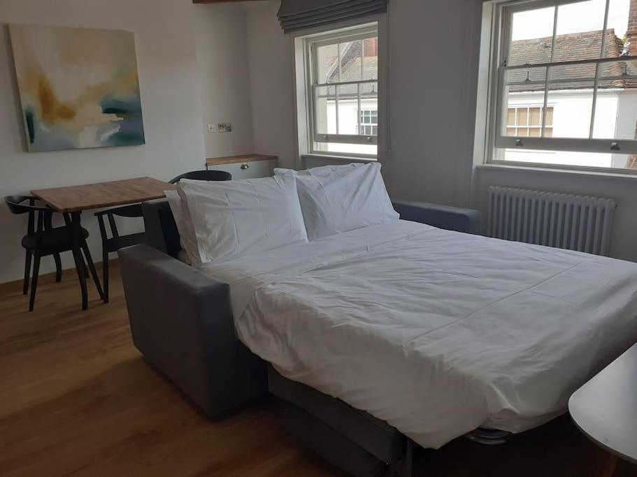Apartment 6 At Number 8: City Centre, 1 Bedroom, Sofa Bed In Lounge Canterbury Bagian luar foto