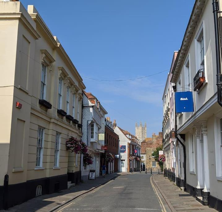 Apartment 6 At Number 8: City Centre, 1 Bedroom, Sofa Bed In Lounge Canterbury Bagian luar foto