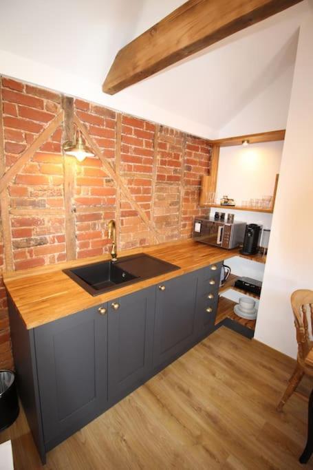 Apartment 6 At Number 8: City Centre, 1 Bedroom, Sofa Bed In Lounge Canterbury Bagian luar foto