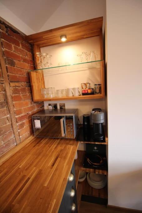 Apartment 6 At Number 8: City Centre, 1 Bedroom, Sofa Bed In Lounge Canterbury Bagian luar foto
