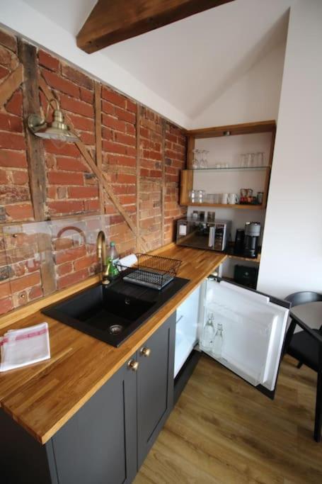 Apartment 6 At Number 8: City Centre, 1 Bedroom, Sofa Bed In Lounge Canterbury Bagian luar foto