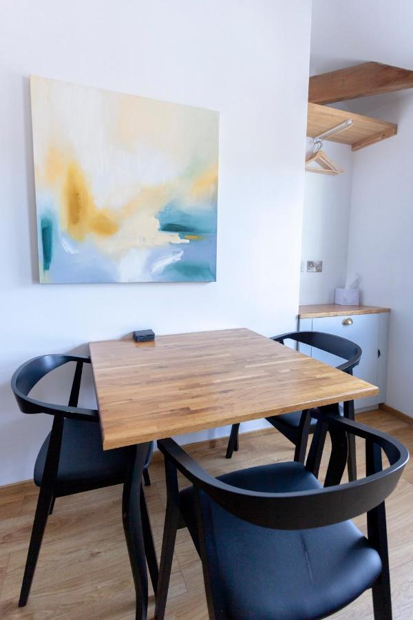 Apartment 6 At Number 8: City Centre, 1 Bedroom, Sofa Bed In Lounge Canterbury Bagian luar foto